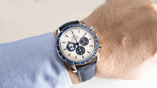 Dong-ho-Omega-New-Speedmaster-Apollo-13-Anniversary-.png